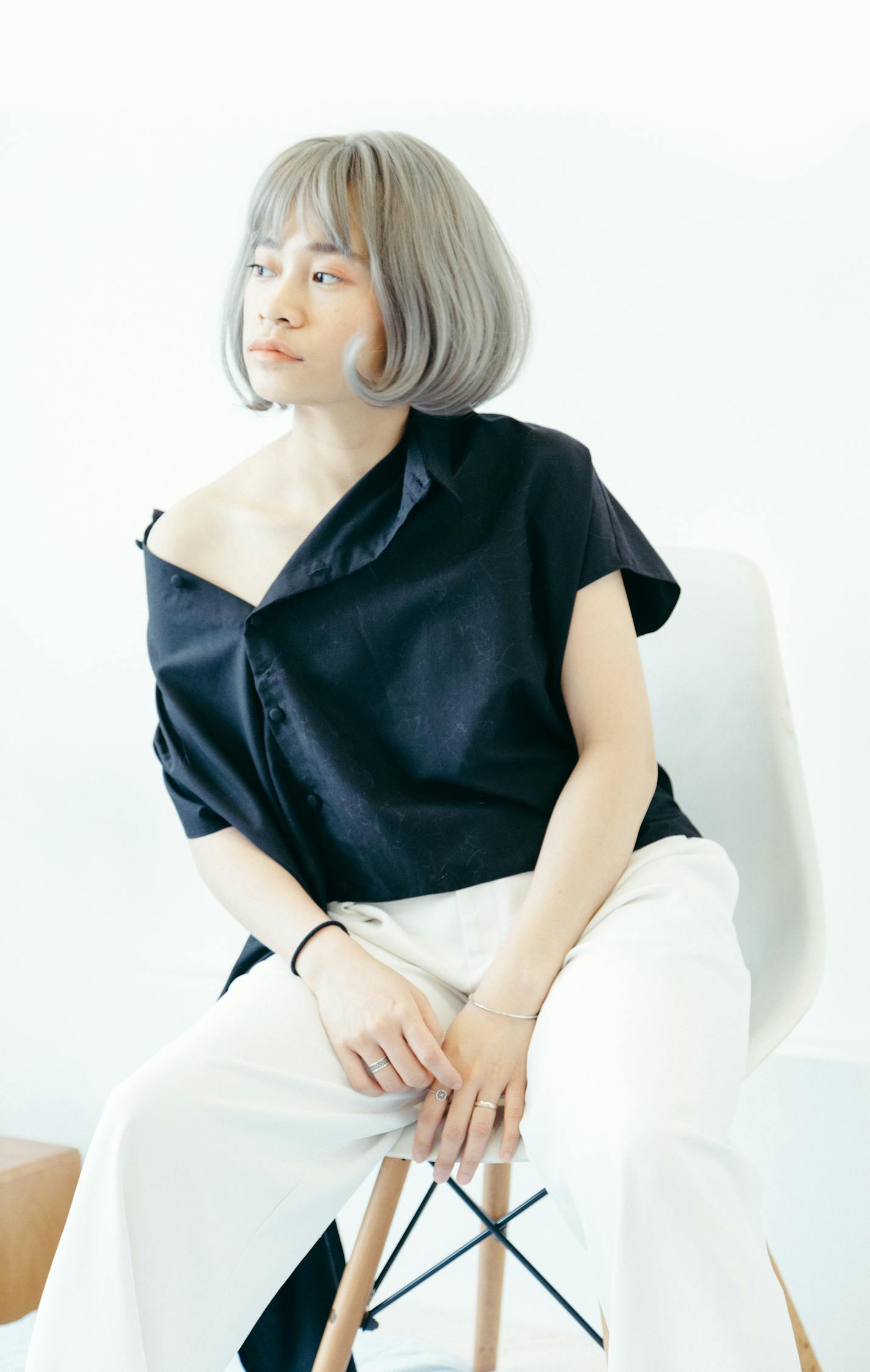 時(shí)尚簡(jiǎn)約與個(gè)性魅力并存，2017最新女士短發(fā)流行趨勢(shì)